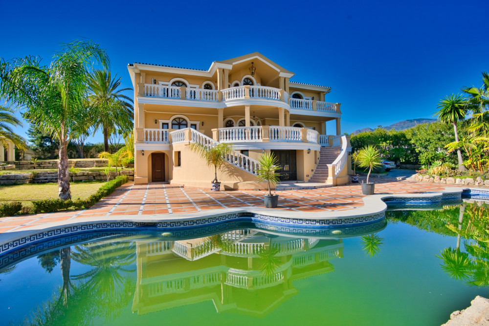 CLASSIC STYLE 9 BEDROOM VILLA LOCATED ON NEW GOLDEN MILE CLOSE TO ESTEPONA Image 21