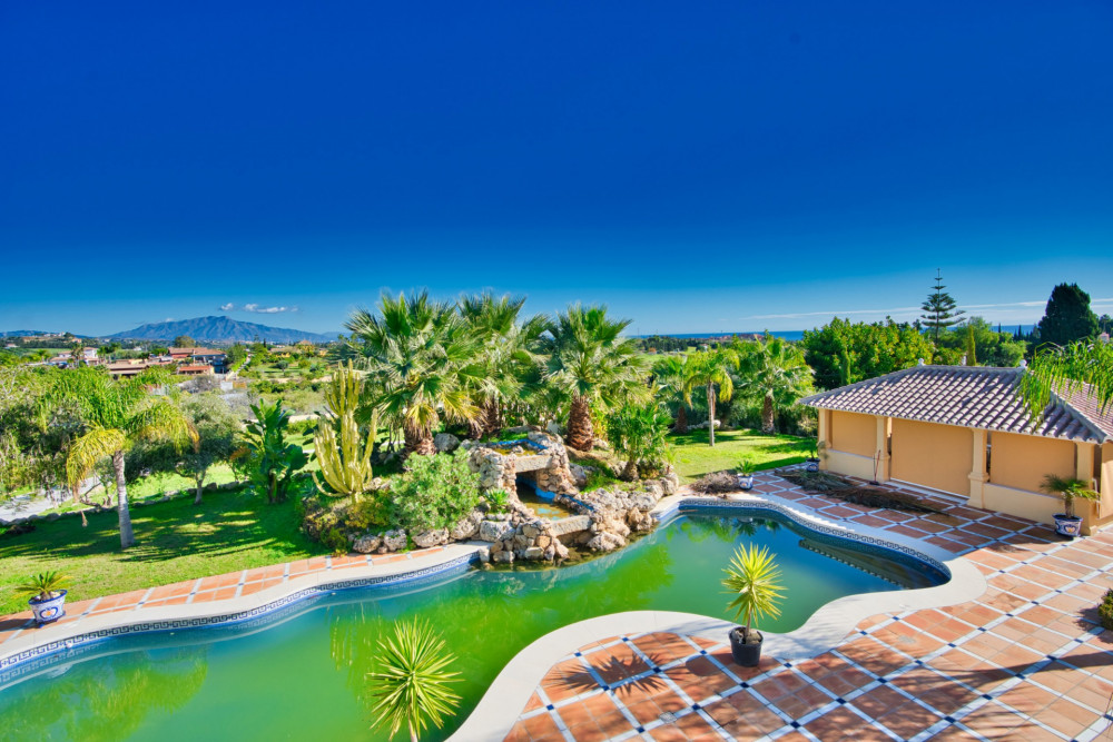 CLASSIC STYLE 9 BEDROOM VILLA LOCATED ON NEW GOLDEN MILE CLOSE TO ESTEPONA Image 25