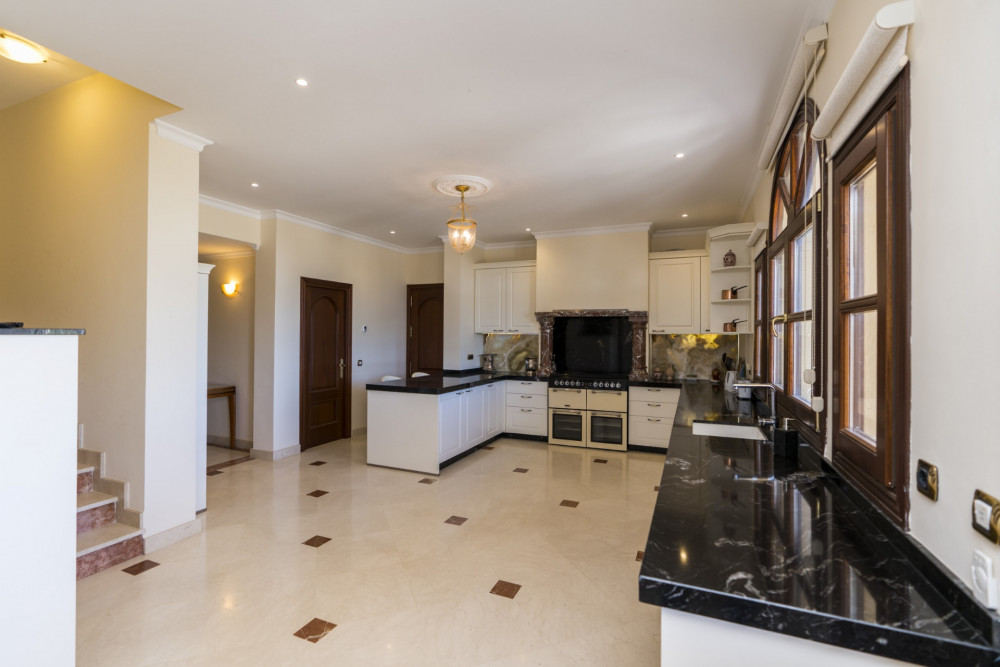 CLASSIC STYLE 9 BEDROOM VILLA LOCATED ON NEW GOLDEN MILE CLOSE TO ESTEPONA Image 31