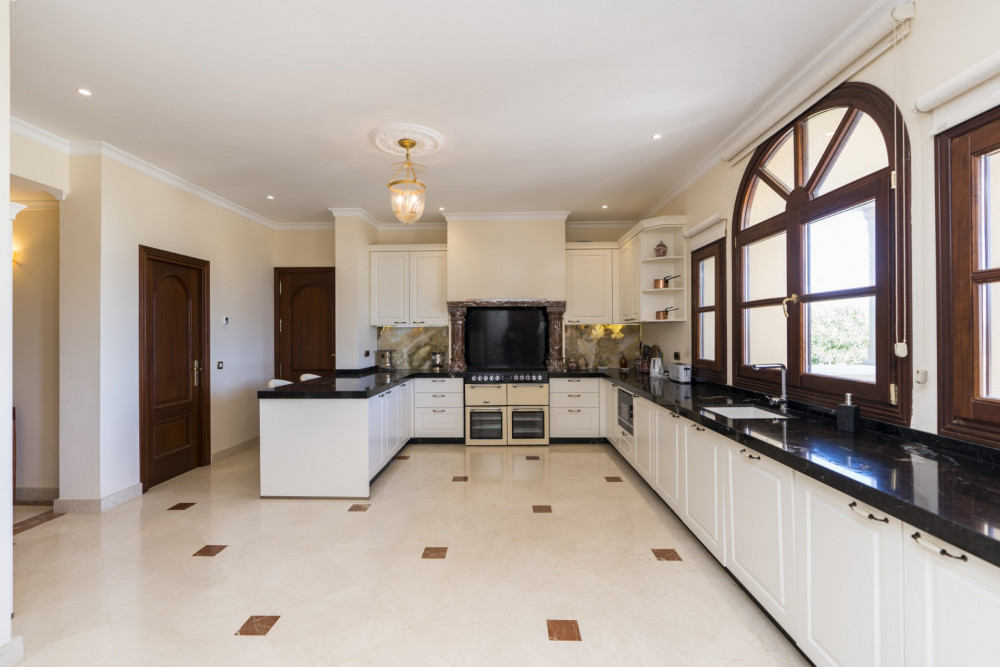 CLASSIC STYLE 9 BEDROOM VILLA LOCATED ON NEW GOLDEN MILE CLOSE TO ESTEPONA Image 32