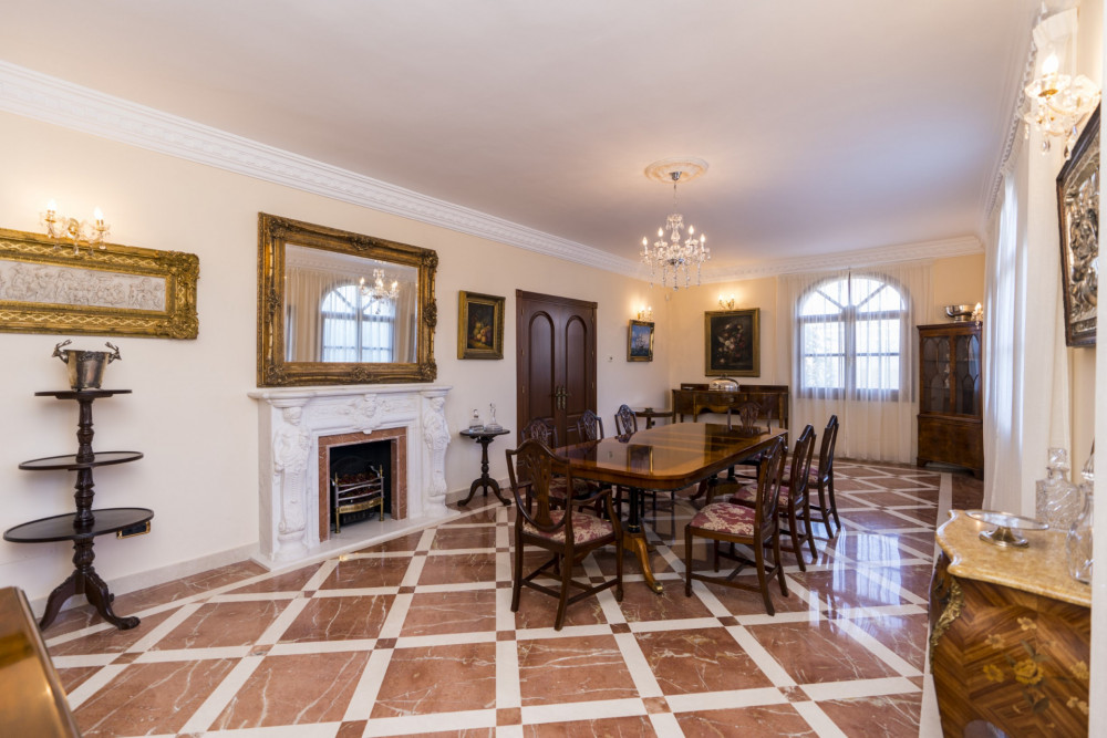 CLASSIC STYLE 9 BEDROOM VILLA LOCATED ON NEW GOLDEN MILE CLOSE TO ESTEPONA Image 33