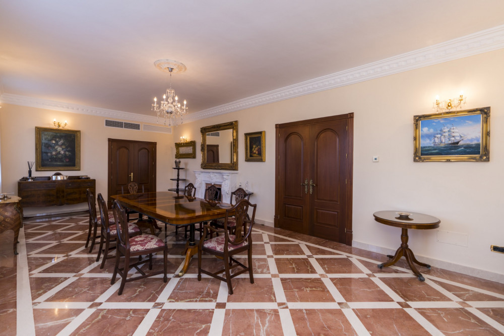 CLASSIC STYLE 9 BEDROOM VILLA LOCATED ON NEW GOLDEN MILE CLOSE TO ESTEPONA Image 34