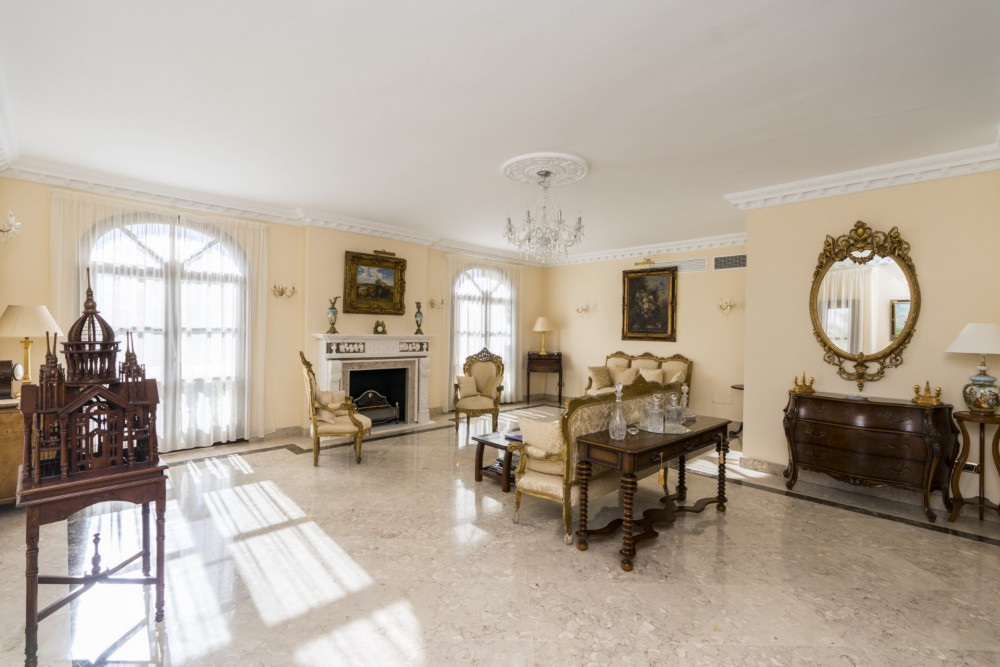 CLASSIC STYLE 9 BEDROOM VILLA LOCATED ON NEW GOLDEN MILE CLOSE TO ESTEPONA Image 37