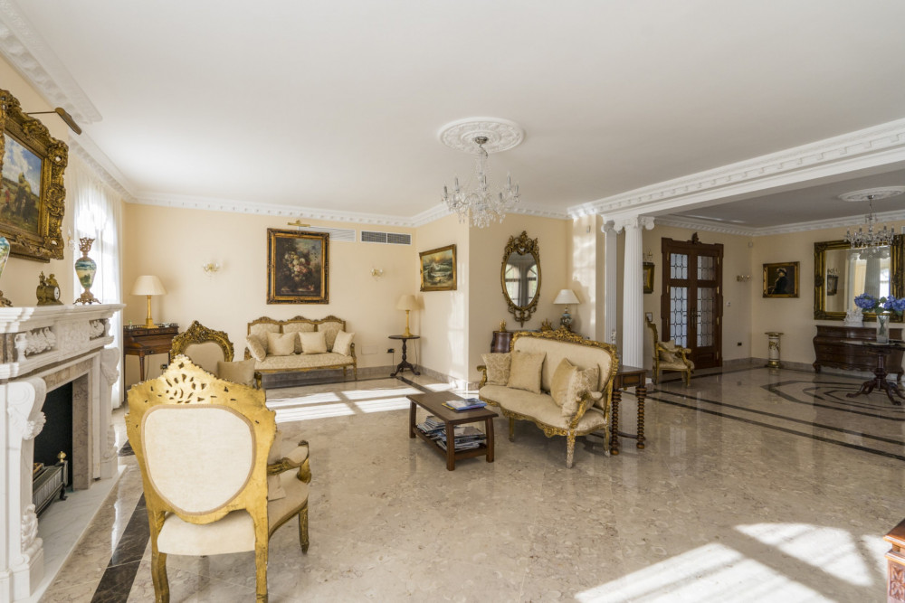CLASSIC STYLE 9 BEDROOM VILLA LOCATED ON NEW GOLDEN MILE CLOSE TO ESTEPONA Image 38
