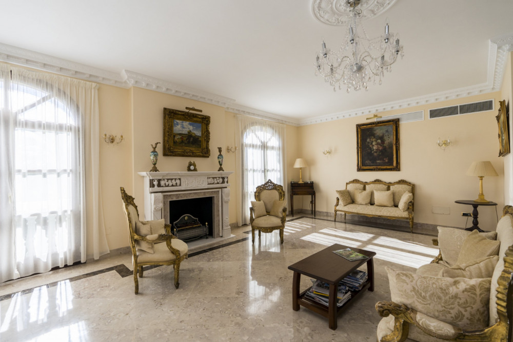 CLASSIC STYLE 9 BEDROOM VILLA LOCATED ON NEW GOLDEN MILE CLOSE TO ESTEPONA Image 39