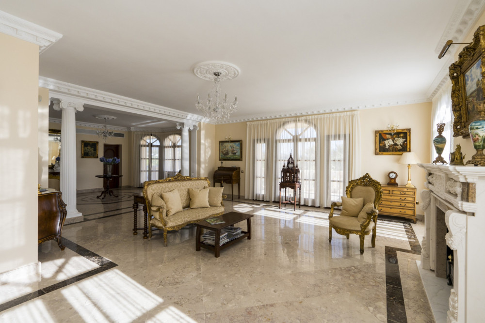 CLASSIC STYLE 9 BEDROOM VILLA LOCATED ON NEW GOLDEN MILE CLOSE TO ESTEPONA Image 40
