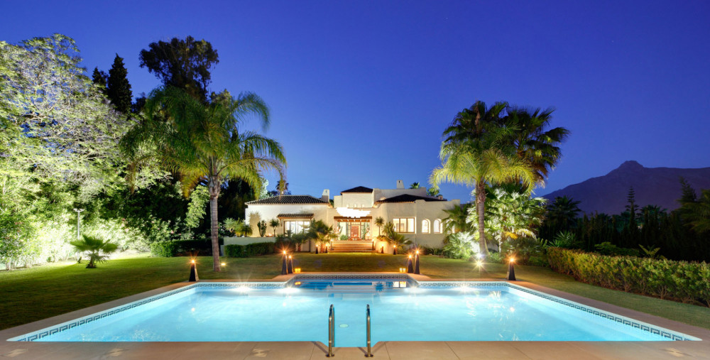 CLASSIC STYLE MARBELLA VILLA WITH CINEMA ROOM, SEPARATE APARTMENT FOR GUESTS... Image 3