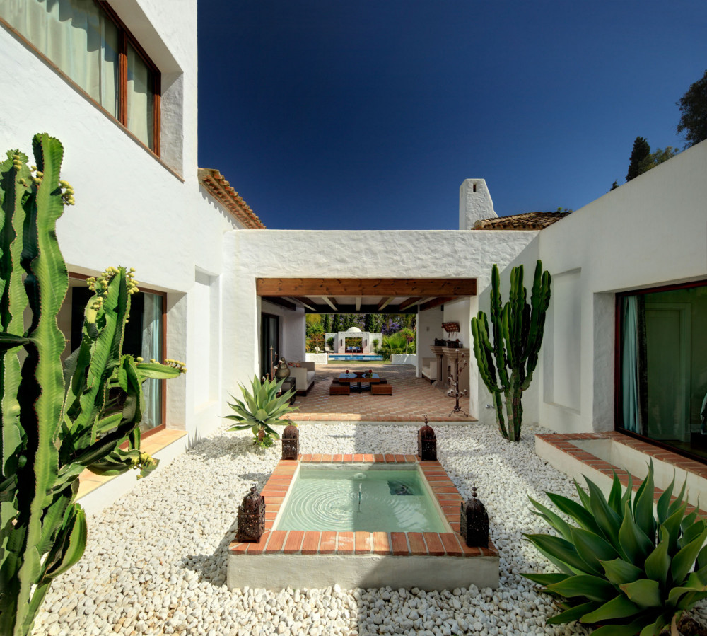CLASSIC STYLE MARBELLA VILLA WITH CINEMA ROOM, SEPARATE APARTMENT FOR GUESTS... Image 5