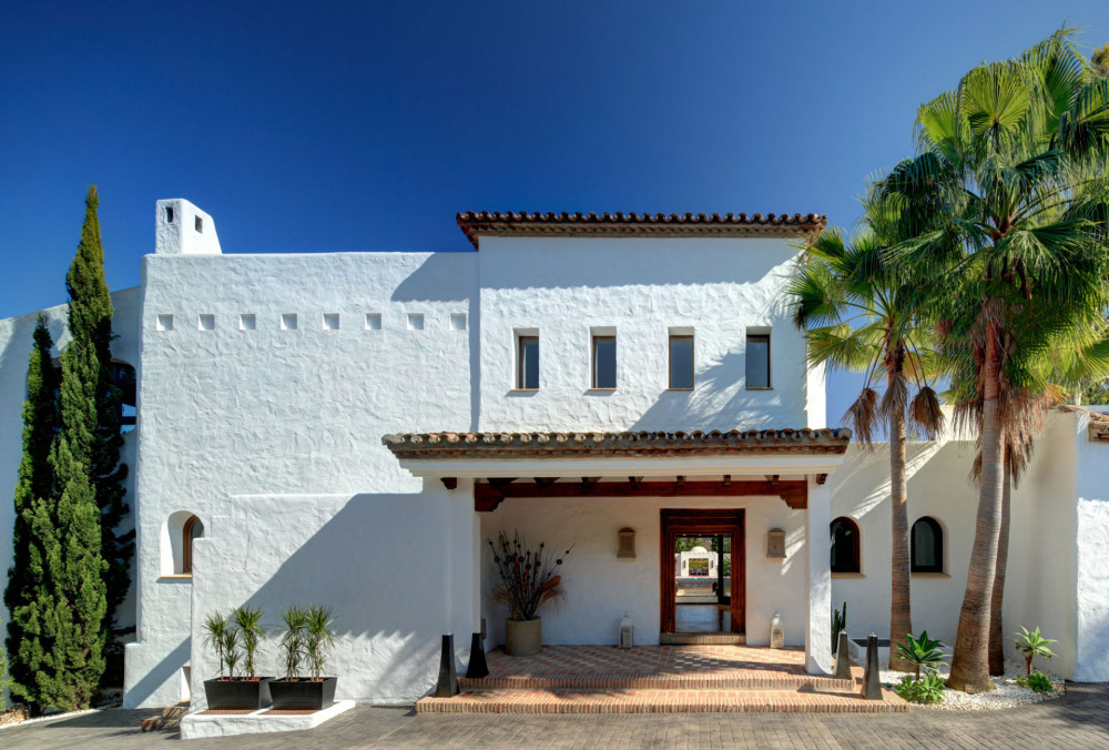 CLASSIC STYLE MARBELLA VILLA WITH CINEMA ROOM, SEPARATE APARTMENT FOR GUESTS... Image 8