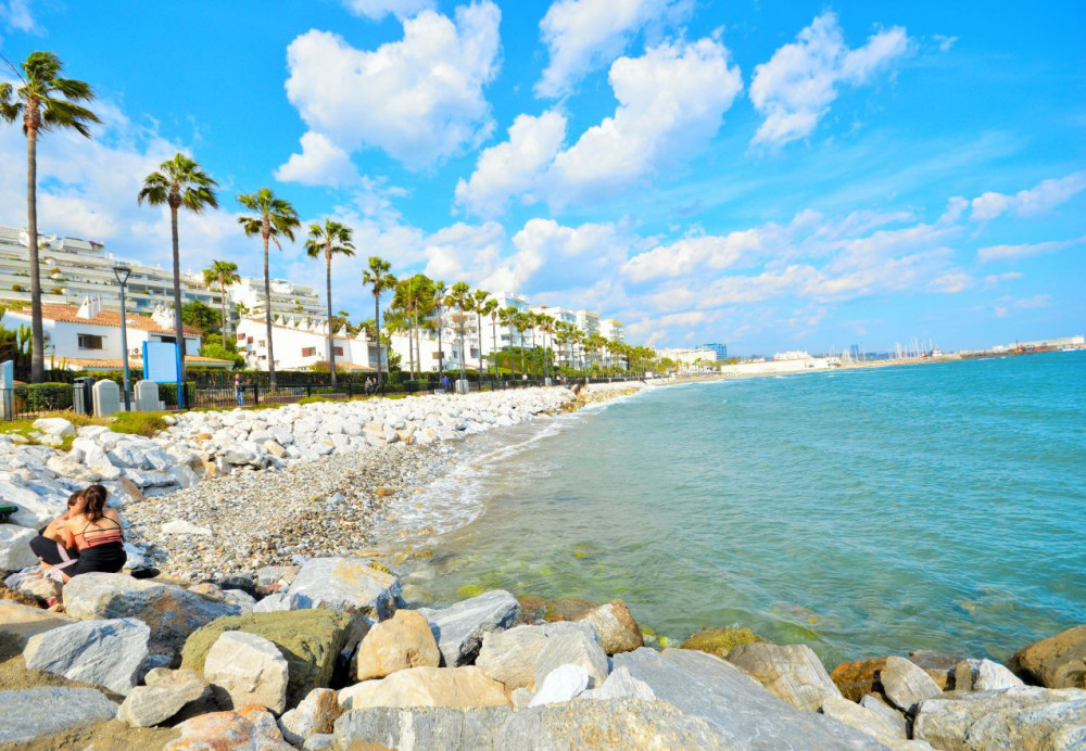 SPLENDID 3 BEDROOM APARTMENT IN MARBELLA CENTER A FEW STEPS FROM THE BEACH! Image 15