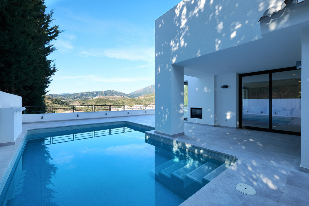 A MODERN VILLA FULLY RENOVATED IN NUEVA ANDALUCIA. Image 1