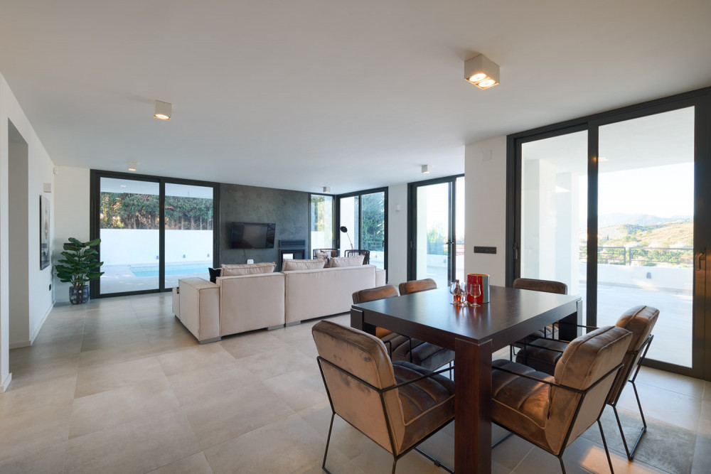 A MODERN VILLA FULLY RENOVATED IN NUEVA ANDALUCIA. Image 2