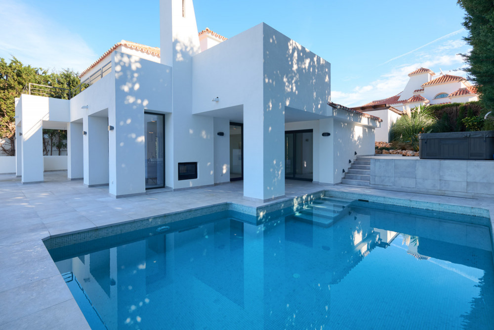 A MODERN VILLA FULLY RENOVATED IN NUEVA ANDALUCIA. Image 6
