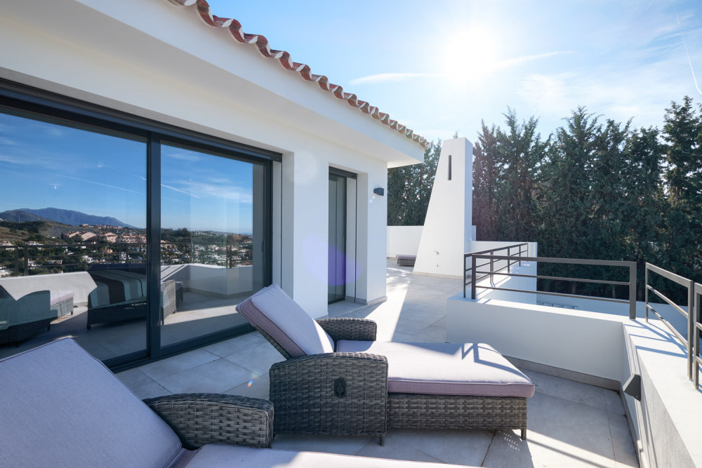 A MODERN VILLA FULLY RENOVATED IN NUEVA ANDALUCIA. Image 8