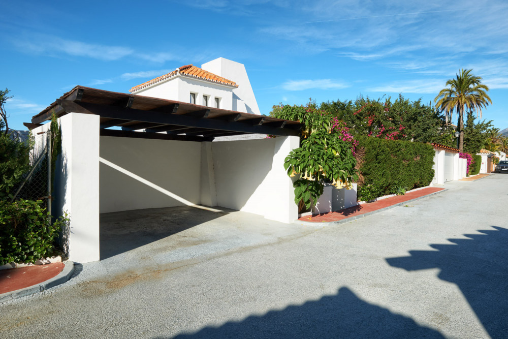 A MODERN VILLA FULLY RENOVATED IN NUEVA ANDALUCIA. Image 14