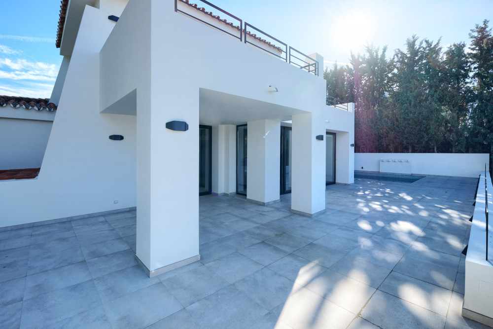 A MODERN VILLA FULLY RENOVATED IN NUEVA ANDALUCIA. Image 26
