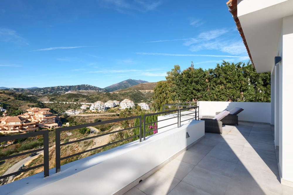A MODERN VILLA FULLY RENOVATED IN NUEVA ANDALUCIA. Image 36