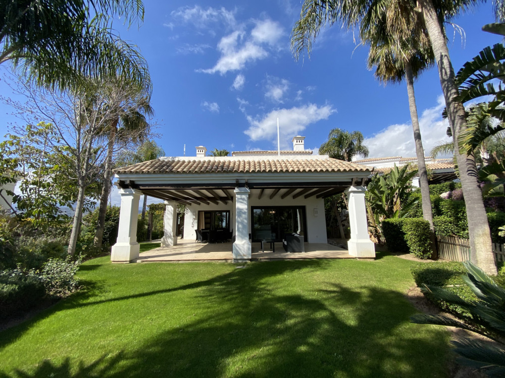 Pretty villa in a gated community on the Golden Mile! Image 1