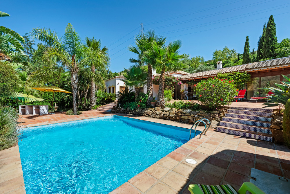 Charming and modern country house 4 kilometers from Estepona center Image 1