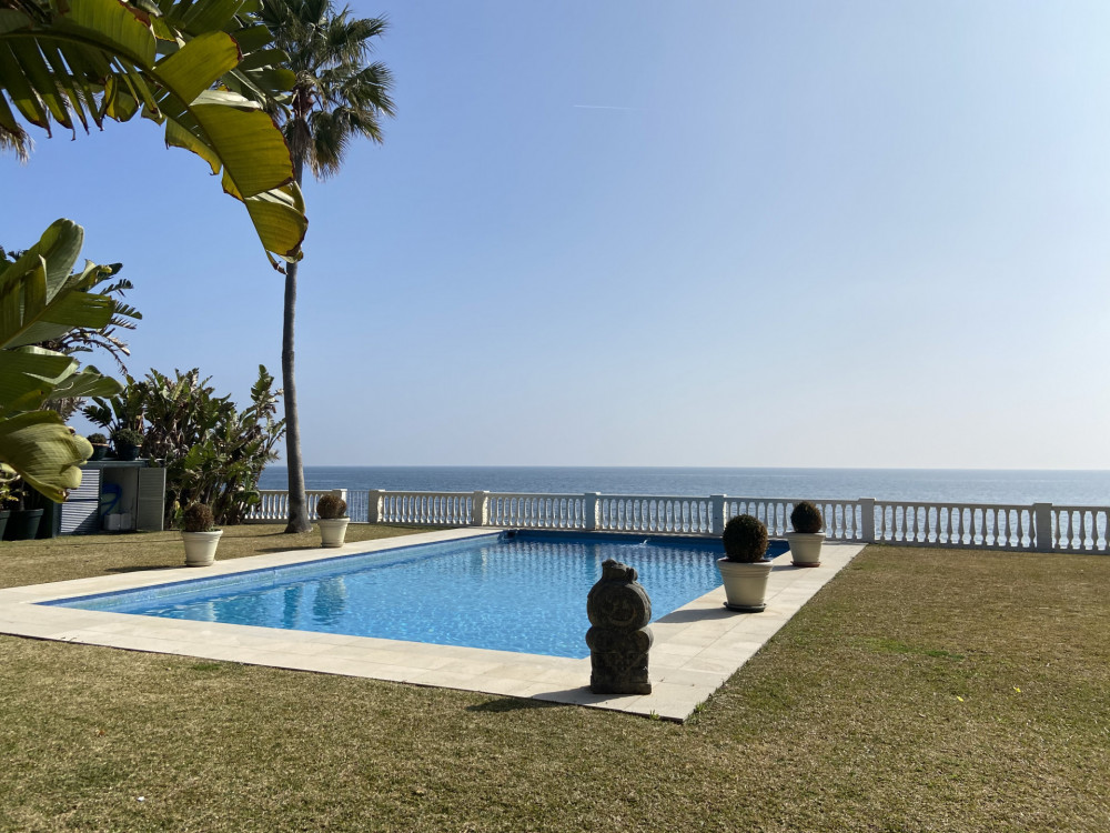 Very private frontline beach villa in Casasola/Guadalmina Baja - on the borde... Image 37