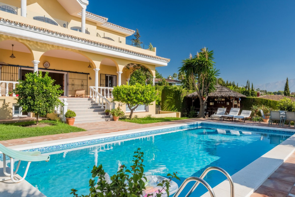 Classic Andalucian luxury villa by the El Paraiso Golf course Image 1
