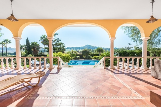 Classic Andalucian luxury villa by the El Paraiso Golf course Image 3