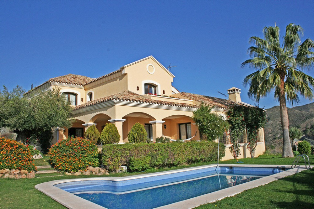 Quality luxury villa in a gated complex with 24 h security in La Quinta Image 1