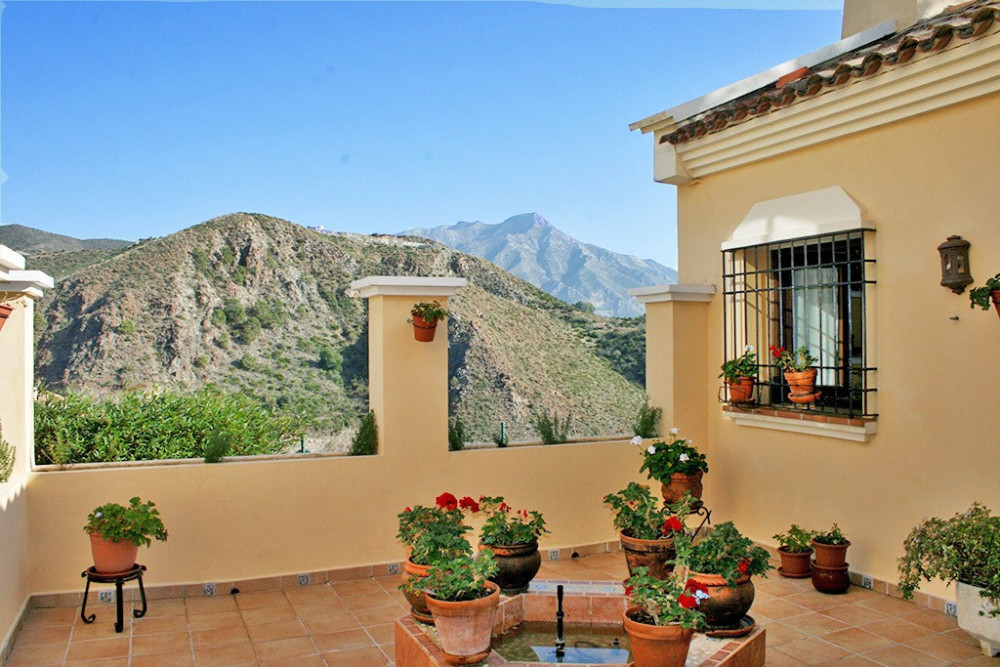 Quality luxury villa in a gated complex with 24 h security in La Quinta Image 4