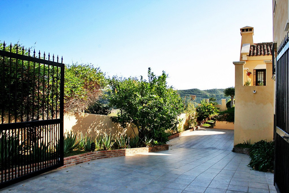 Quality luxury villa in a gated complex with 24 h security in La Quinta Image 29