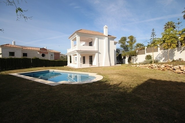 Andalucian style modern villa in popular Nueva ANdalucia, with walking distan... Image 1