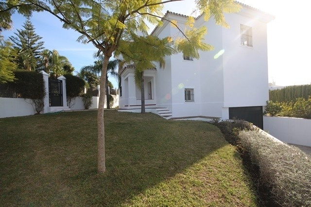 Andalucian style modern villa in popular Nueva ANdalucia, with walking distan... Image 3