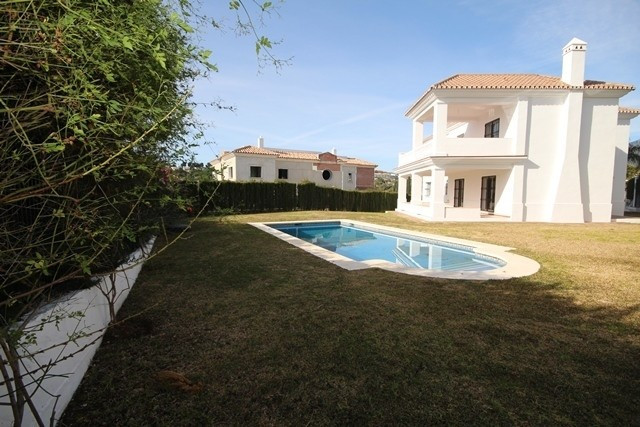 Andalucian style modern villa in popular Nueva ANdalucia, with walking distan... Image 4