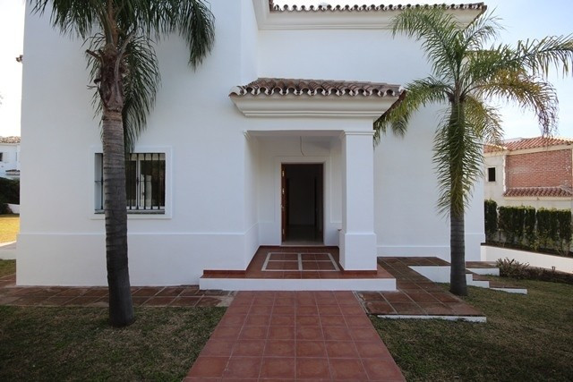 Andalucian style modern villa in popular Nueva ANdalucia, with walking distan... Image 6