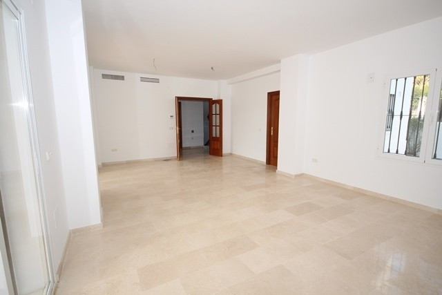 Andalucian style modern villa in popular Nueva ANdalucia, with walking distan... Image 10