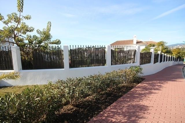 Andalucian style modern villa in popular Nueva ANdalucia, with walking distan... Image 15