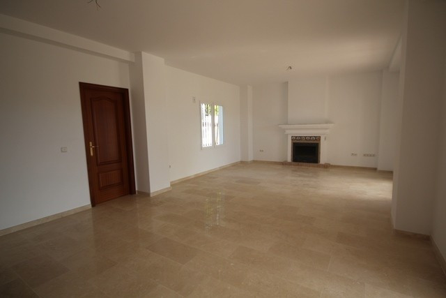 Andalucian style modern villa in popular Nueva ANdalucia, with walking distan... Image 16