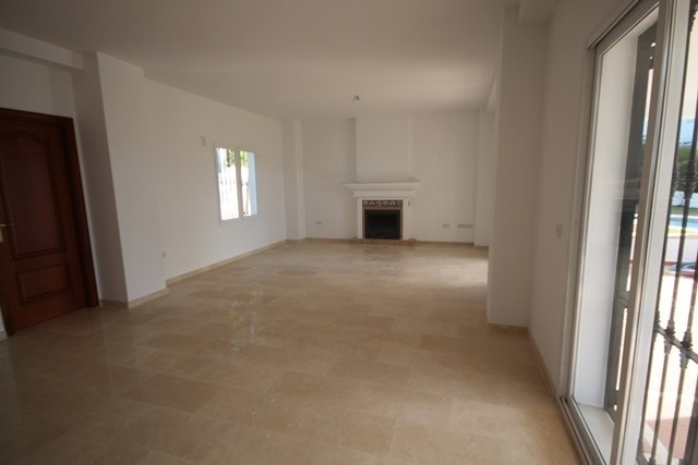 Andalucian style modern villa in popular Nueva ANdalucia, with walking distan... Image 17