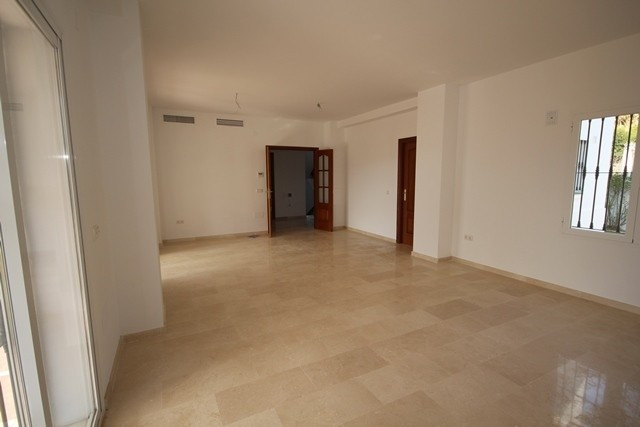 Andalucian style modern villa in popular Nueva ANdalucia, with walking distan... Image 18
