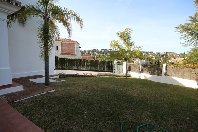 Andalucian style modern villa in popular Nueva ANdalucia, with walking distan... Image 19