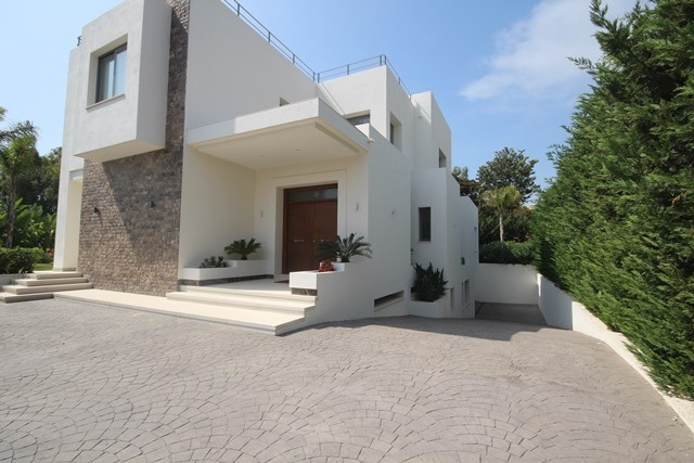 Modern villa 250 from the beach in Casasola/Guadalmina baja Image 4