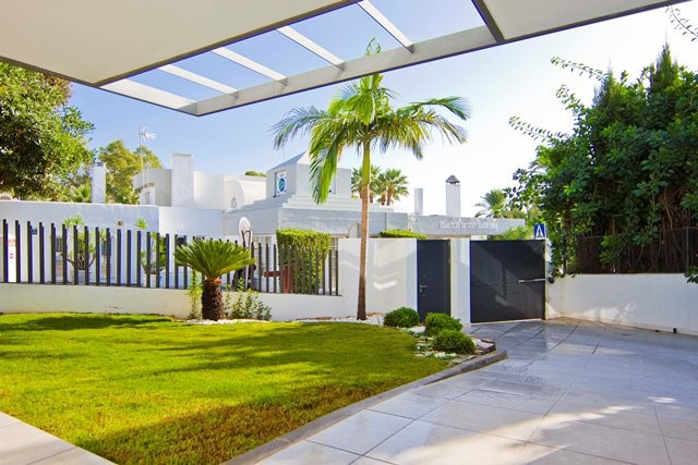 Completely refurbished villa by the Guadalmina Golf course Image 16