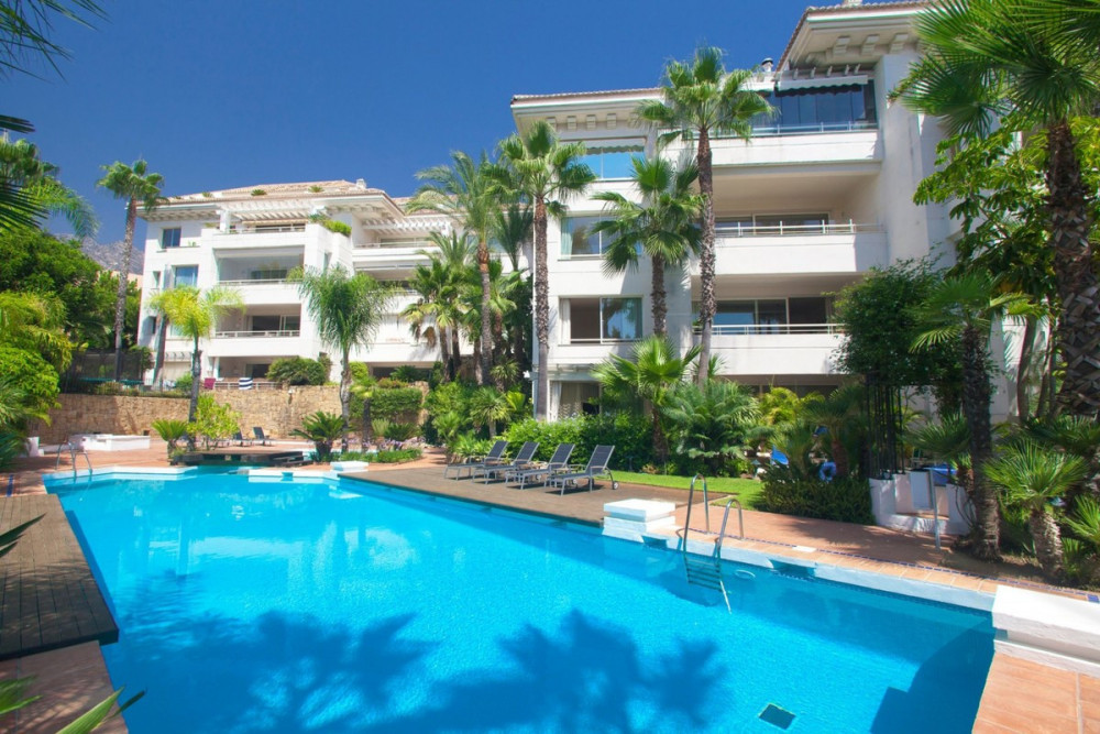 Duplex penthouse with sea views, 5 minutes drive down to Marbella centro