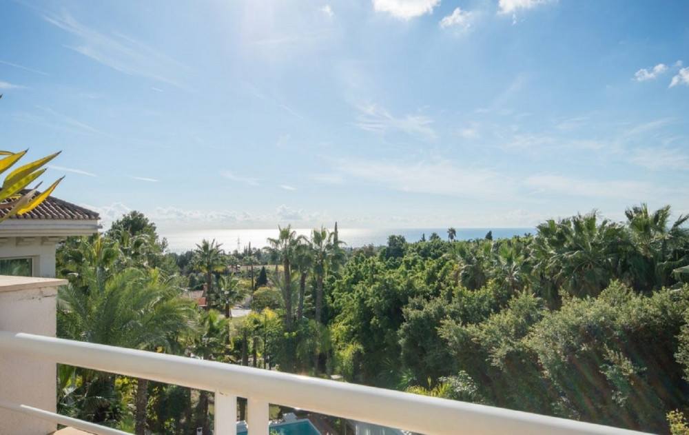 Duplex penthouse with sea views, 5 minutes drive down to Marbella centro Image 6