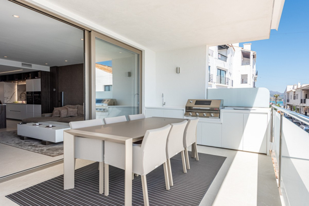 Contemporary style amazing apartment frontline in Puerto Banus! Image 17