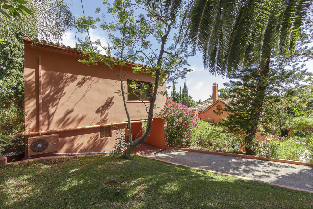 This remarkable Finca, located only 5 minutes from the beach and about a 10-1... Image 6