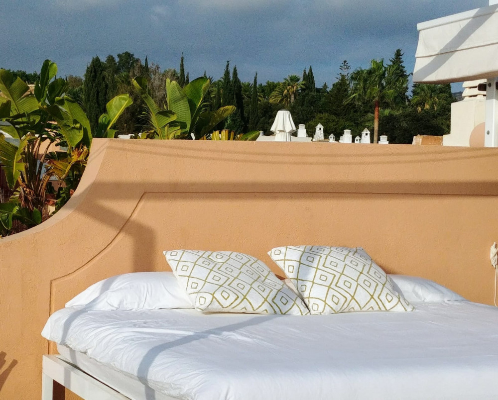 Beautiful Marbella penthouse with sea views. Image 9