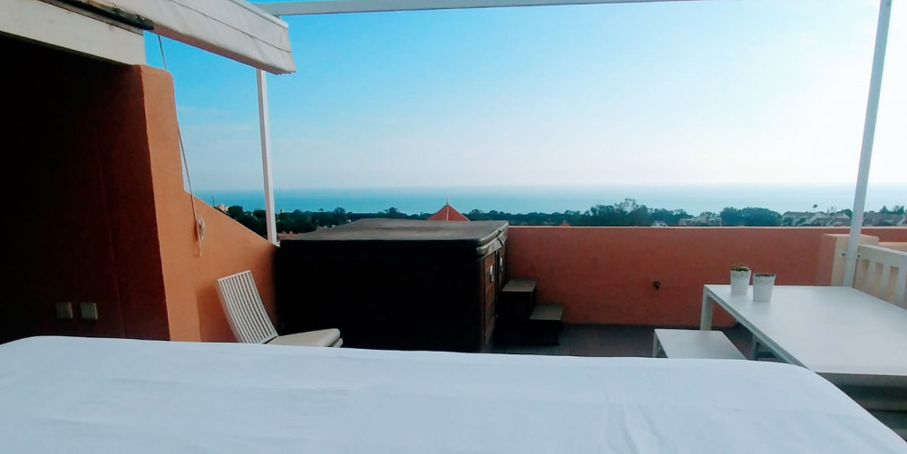 Beautiful Marbella penthouse with sea views. Image 11