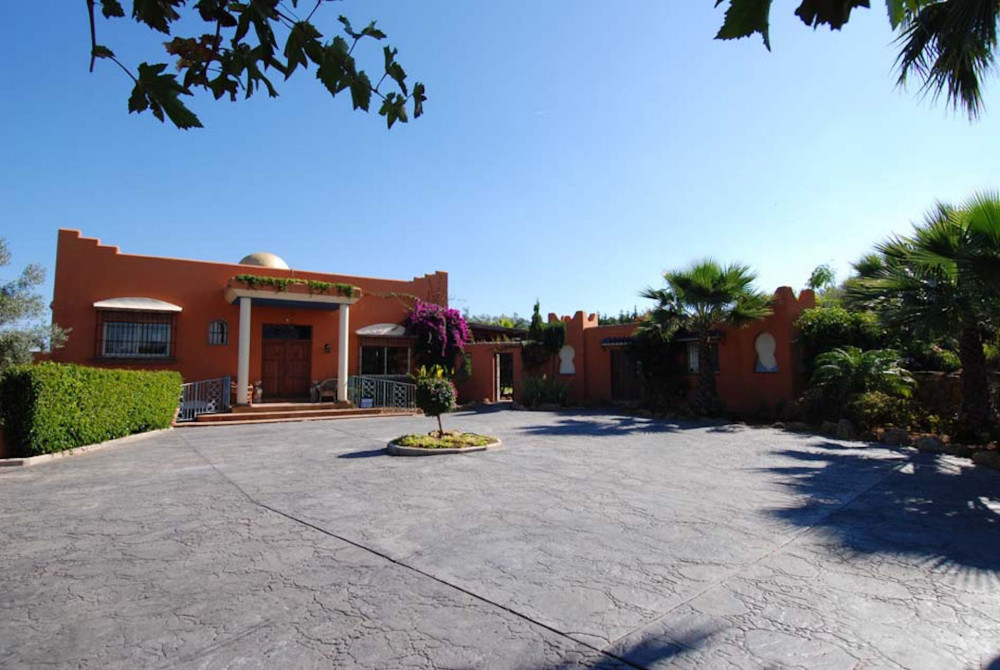 Exceptional countryside villa plus guest house, close to town and all ameniti... Image 43