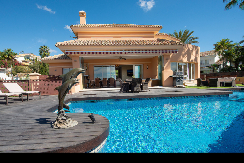 Spectacular villa with 4 bedrooms and 4.5 bathrooms - recently renovated thro... Image 1