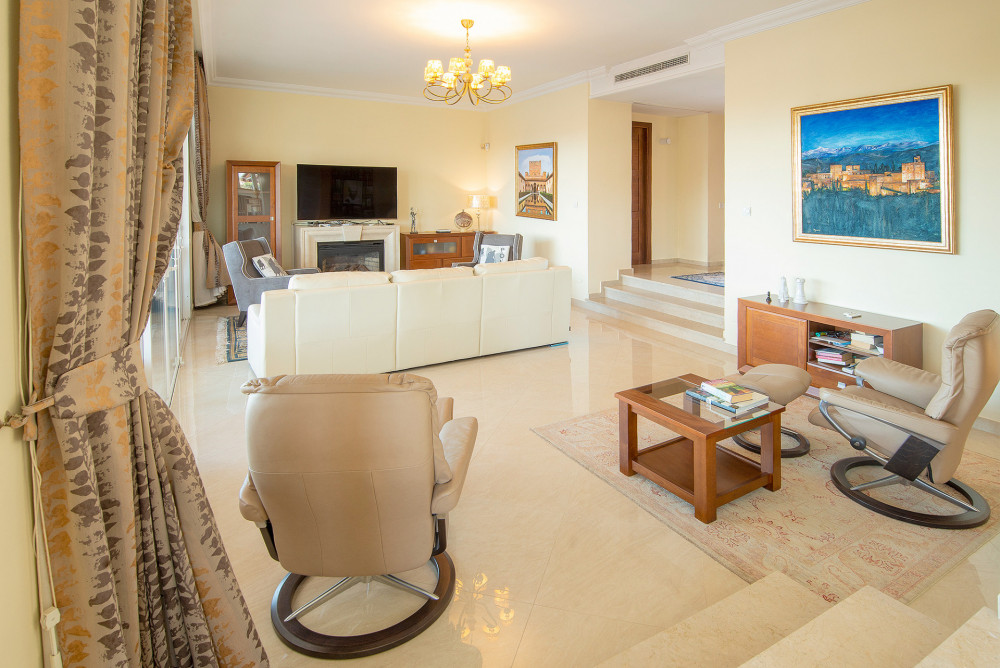 Spectacular villa with 4 bedrooms and 4.5 bathrooms - recently renovated thro... Image 2